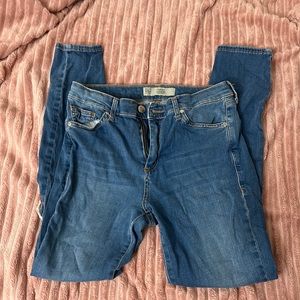 TOPSHOP “LEIGH”Distressed Skinny Jeans